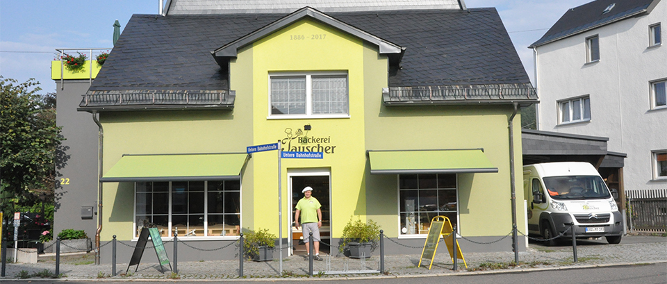 Unser Hauptgeschäft in Thalheim mit dem Bäckermeister in der Tür